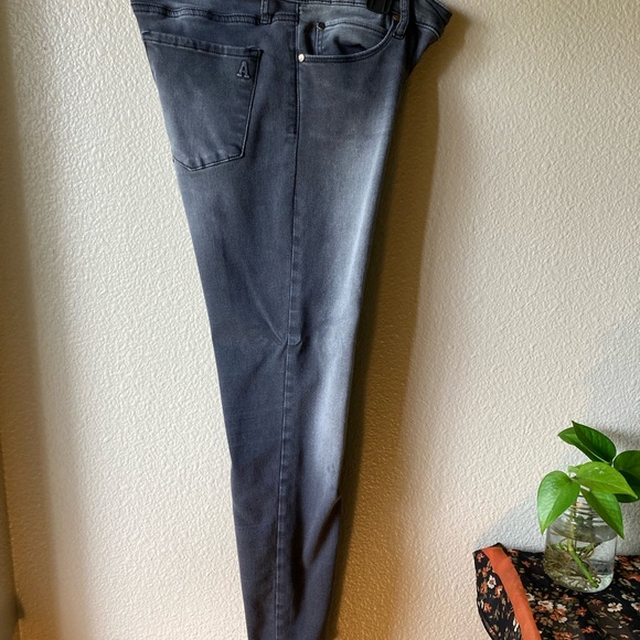 Articles Of Society Women’s Charcoal Skinny Jeans - Picture 4 of 13